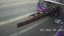 Otobüs Çarptıktan Sonra Bir Şey Olmamış Gibi Yürümek