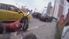 Biranda Açılan Taksinin Kapısına Çarpan Motorcu