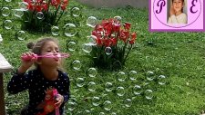Elif Balocuklar Yapıyor. Baloncuk Makinası Çok Büyük Harika ))) Eğlenceli Çocuk Videosu