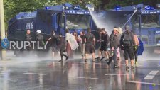 Öpüşen Çifti Su ile Püskürten Alman Polisi