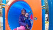 Miniş ve Elif Parkta Oynuyorlar, Eğlenceli Çocuk Videosu