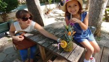 Düden Şelalesi Papağanlarla fotoğraf, ananas kokteyl yaptırdık, eğlenceli çocuk videosu