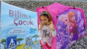 Plajda Elsa Çadır İçinde Bilim Çocuk Dergisi Açtık, Biz Çok Beğendik , Eğlenceli Çocuk Videosu