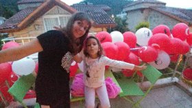 Elif Odasını Topluyor,yeni Sallanan Sandalye Ve Balkona Kırmızı Beyaz Onlarca Balon