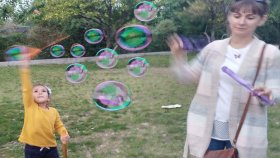 Parkta Büyük Köpük Balon İle Yarıştık, En Güzel Köpük Balonları Kim Yaptı, Eğlenceli Çocuk Videosu