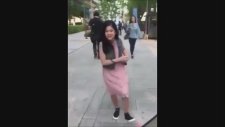 Despacito Şarkısı Çalınca Dayanamayıp Dans Eden Kız