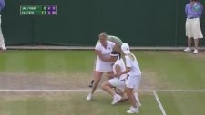 Kim Clijsters'ın Hayranına Eteğini Giydirmesi