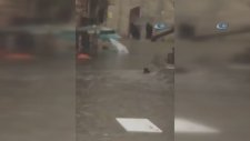 Yağmurda Yüzen Adam - İstanbul