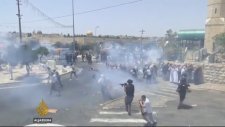 İsrail Askerinin Namaz Kılan Adama Tekme Atması