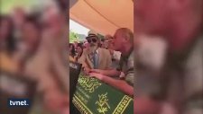 Harun Kolçak'ın Cenazesinde İlginç Pozlar Veren Esrarengiz Adam