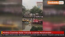 Minibüs Üzerinde Kalan Yolcular Uzatılan Merdivenden Emekleyerek Kurtuldu