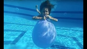 Havuzda Dev Balonlar, Turuncu Kırmızı Pembe Mavi Su İçinde Çok Güzeller, Eğlenceli Çocuk Videosu