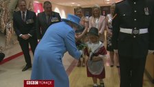 Kraliçe'ye Çiçek Veren Küçük Kıza Askerden Kaza Tokatı - Bbc Türkçe