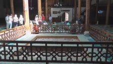 Namaz Kılan Adamın Taburesini Çeken Afacan