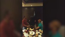 Restoranda Amuda Kalkmak İsteyen İdiot Ve Arkadaşları