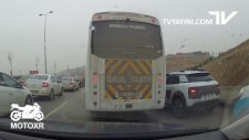 Kadın Sürücüyü Sıkıştırp Kaza Yaptıran Okul Taşıtı