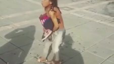 Paraları Düşünce Küfür Eden Küçük Kız