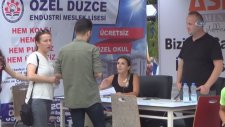 İşçi Aramak İçin Stand Kuran Fabrika