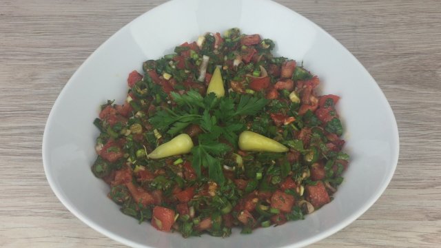 Acılı Ezme Salatası Tarifi - Yemek Tarifleri - Salatalar | Şevval'in Sihirli Elleri