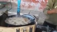 Ellerini Kızartma İçinde Kevgir Olarak Kullanan Adam