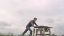 İtince Yürüyen İlginç Masa