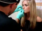 Güzel Kıza Dudak Üstü Piercing