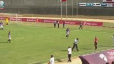 Maç Esnasında Telefonla Konuşarak Sahadan Geçen Görevli (Sinopspor-Amasyaspor)