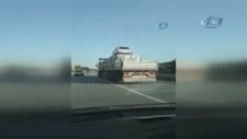 Eşya Yüklü TIR'ın Üzerinde Otomobil Taşınması