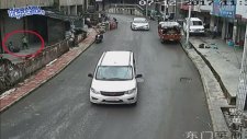 Adına Verilmiş Çok Sayıda Sadakası Bulunan Çocuk